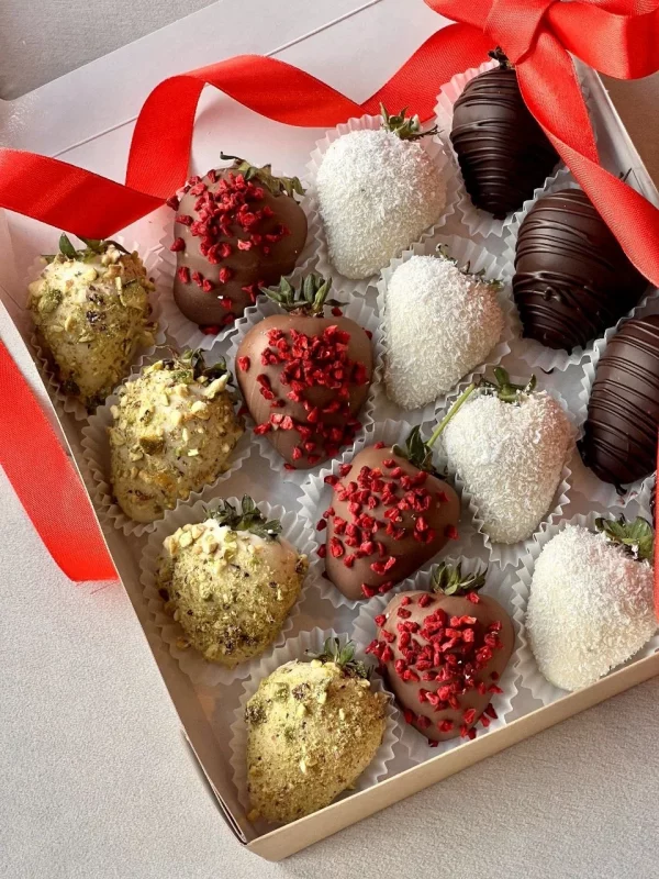 Chocolate dipped strawberries box gift