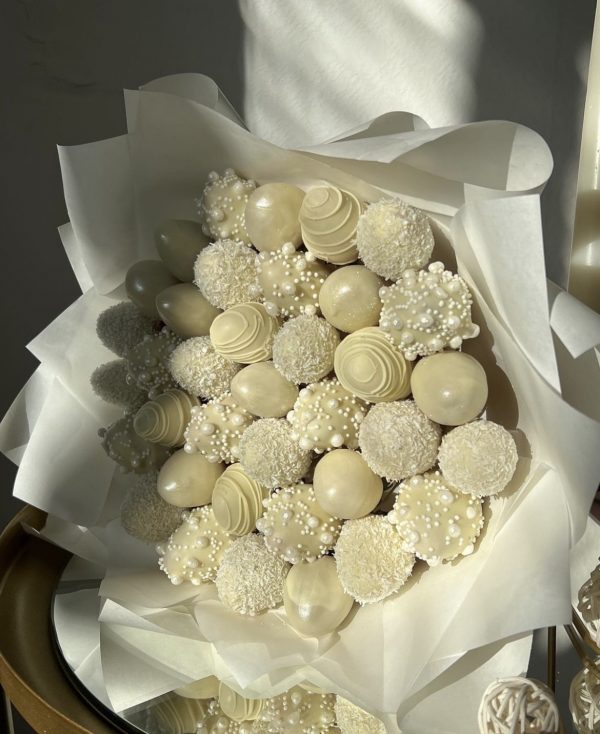 La Perla Bouquet with White Chocolate Covered Strawberries