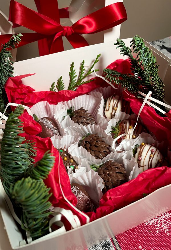 Christmas Symphony box with Chocolate Covered Strawberries - Image 3