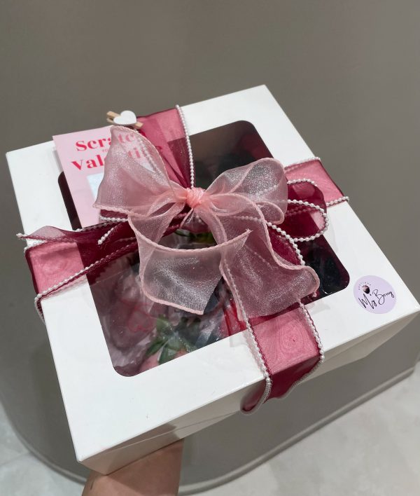 Heart to Heart gift box with Chocolate-covered Strawberries - Image 3