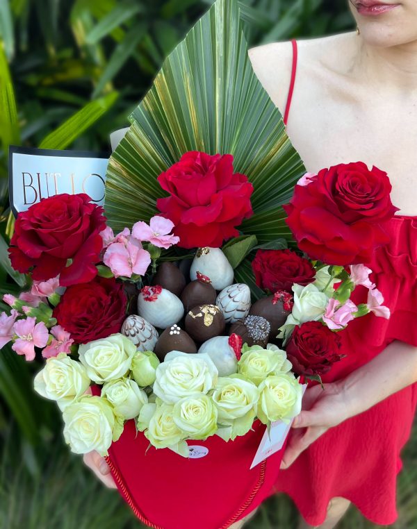 “J’adore le Rouge“ bouquet with chocolate-covered strawberries in velvet hat box - Image 3