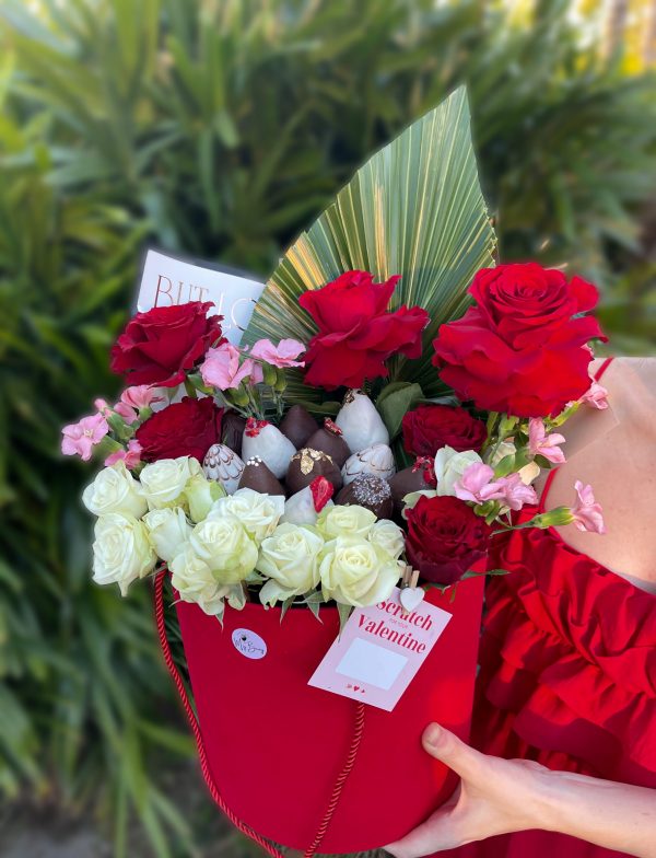 “J’adore le Rouge“ bouquet with chocolate-covered strawberries in velvet hat box - Image 2