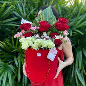 “J’adore le Rouge“ bouquet with chocolate-covered strawberries in velvet hat box