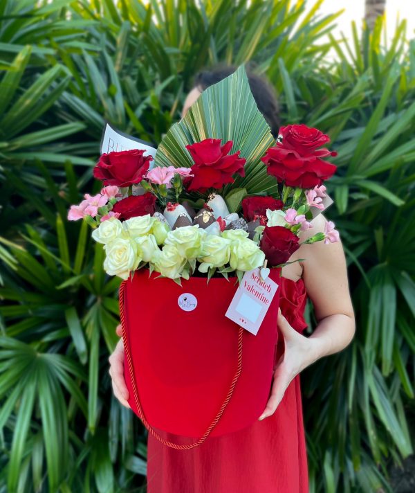 “J’adore le Rouge“ bouquet with chocolate-covered strawberries in velvet hat box